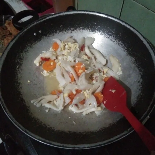 Tambahkan jamur tiram. Aduk-aduk hingga semua tercampur rata. Masak hingga matang. Icip rasa, bila sudah cukup, matikan api. Sajikan