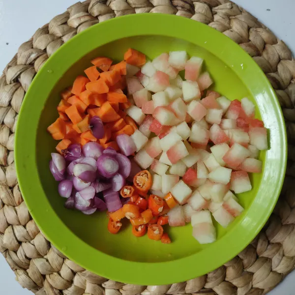 Masukkan kulit semangka, wortel, bawang merah dan cabe ke dalam mangkok, aduk rata.