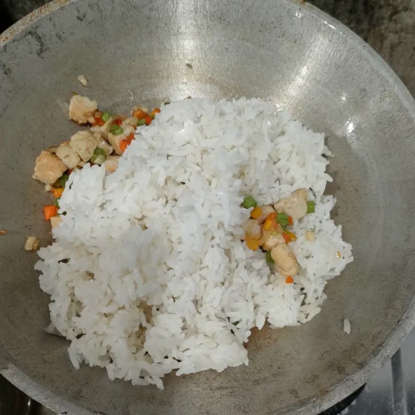 Masukkan nasi, sambil ditekan-tekan agar nasi tidak menggumpal. Tambahkan garam, lada bubuk, kaldu bubuk, saus raja rasa dan kecap ikan.