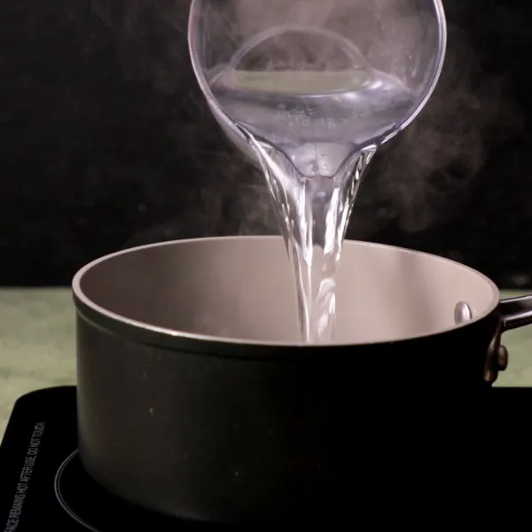 Tuangkan air di dalam panci dan panaskan hingga mendidih.
