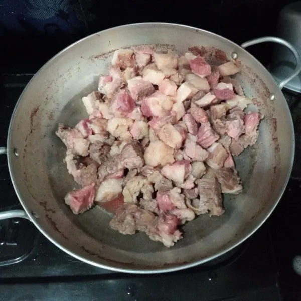 Cuci dan potong dadu daging, kemudian rebus sebentar saja hingga kotorannya keluar, lalu buang airnya.