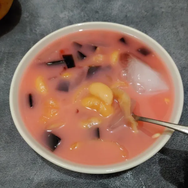 Aduk hingga es tercampur rata,kemudian tuang di gelas dan siap disajikan.