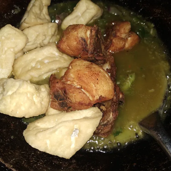 Tambahkan tahu dan ayam, aduk rata.