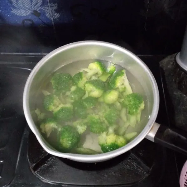Didihkan air, tambahkan 1 sdt garam, masukkan brokoli. Masak sebentar saja, lalu angkat dan buang airnya. Kemudian masukkan ke dalam air es agar proses pematangan berhenti dan brokoli masih tetap hijau.