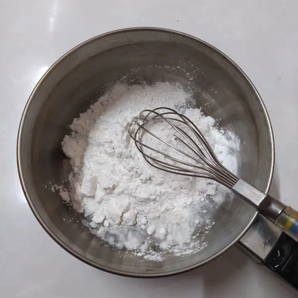 Campur tepung beras dan tepung tapioka.