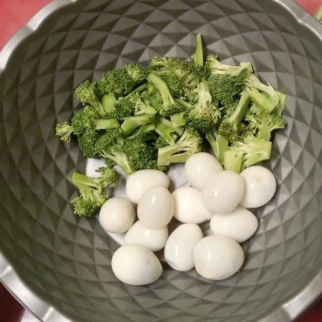 Telur rebusnya sisa kemarin, kupas. Bersihkan brokoli.