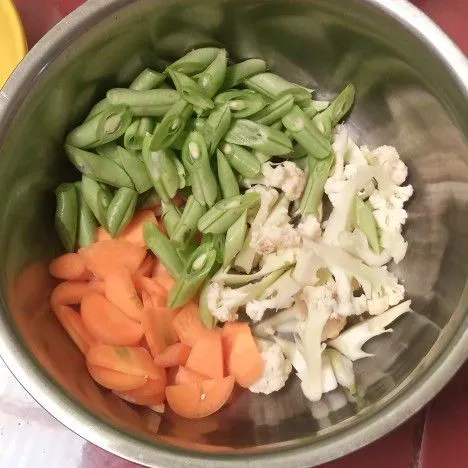 Siapkan bahan sayuran.