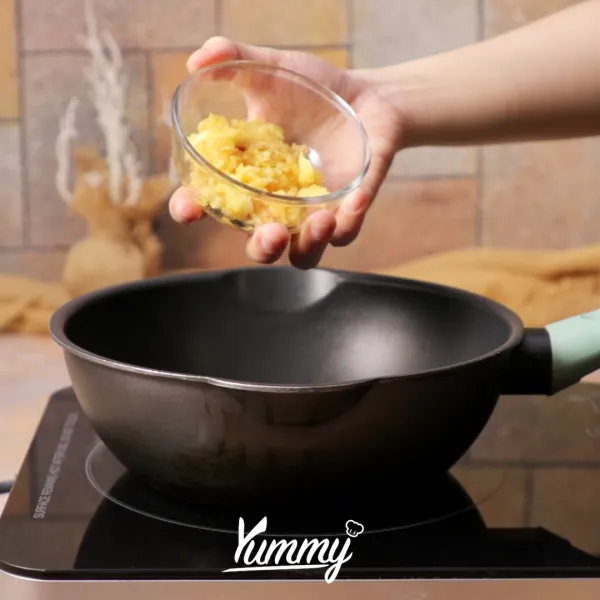 Panaskan sedikit minyak di atas frying pan, tumis bawang putih dan jahe hingga harum, masukkan ayam giling, kecap asin, lada, kaldu jamur, dan garam, masak hingga ayam matang.