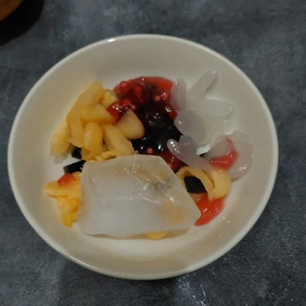 Dalam mangkok campur,cincau,blewah,sagu mutiara,kolang kaling dan es batu.