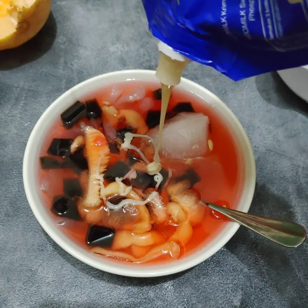 Kemudian tuang kental manis secukupnya. Untuk yang suka manis,boleh ditambah sesuai selera.