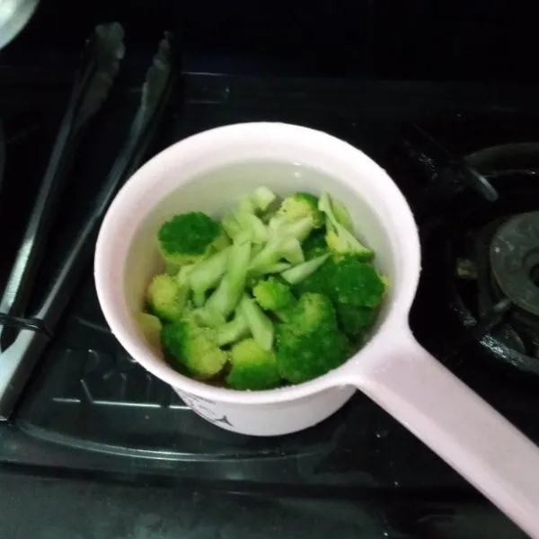 Petik brokoli perkuntum, rendam di air garam kurang lebih selama 7 menit agar ulat-ulatnya keluar. Kemudian buang airnya dan cuci bersih.
