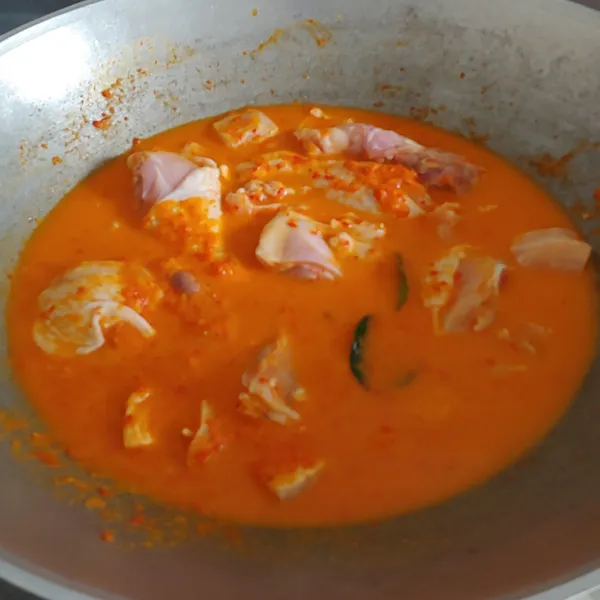 Beri air secukupnya, masak sampai mendidih lalu beri garam, gula dan kaldu bubuk