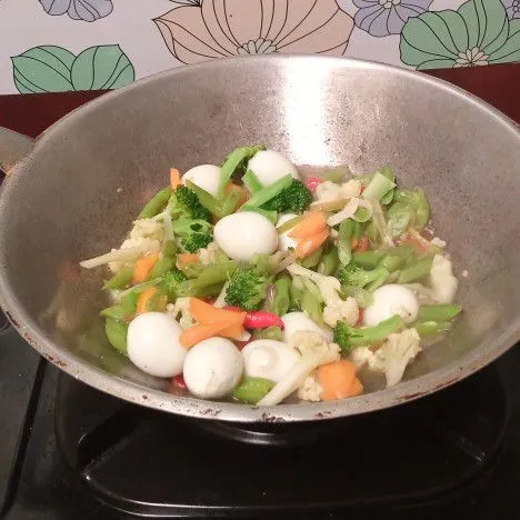 Juga brokoli dan telur puyuh. Aduk. Tambahkan garam, merica, kaldu bubuk. Aduk rata. Masak sampai dirasa cukup kematangannya.