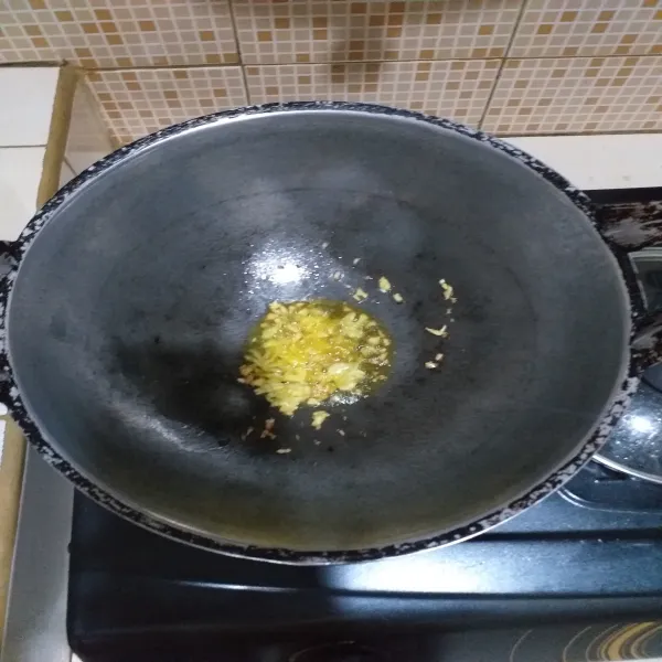 Tumis bawang putih dan jahe dengan margarin.