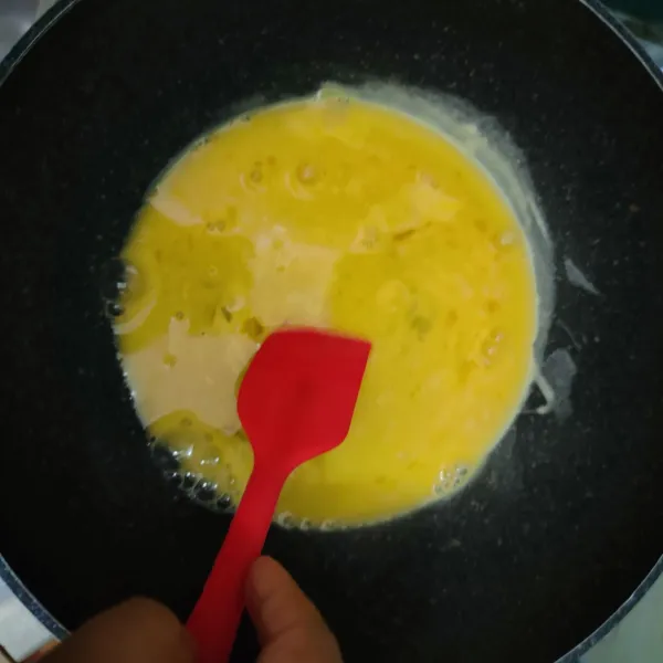 Siapkan pan, masukan telur, kemudian aduk terus dengan spatula.