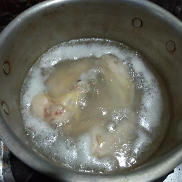 Cuci bersih ayam, lalu rebus setengah matang.