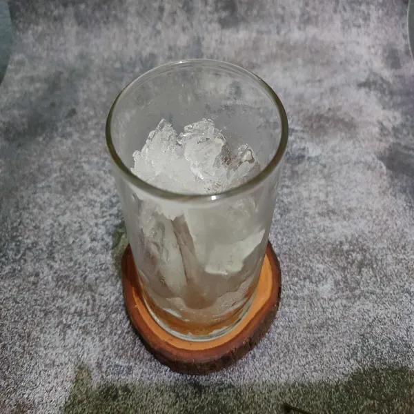 Salin es batu ke dalam gelas saji.