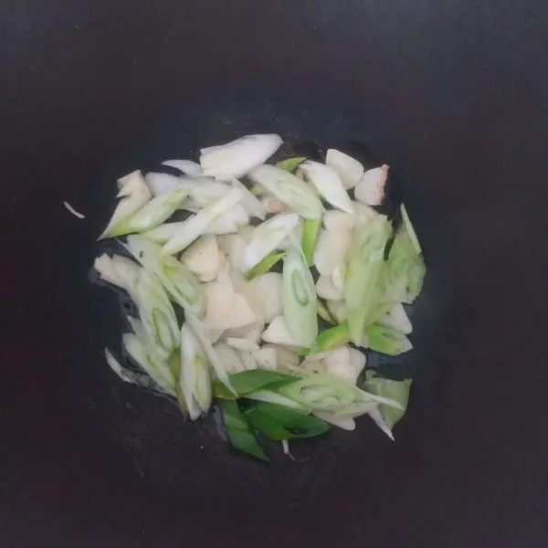 Panaskan minyak goreng, tumis bawang putih, daun bawang, dan daun seledri hingga harum. Angkat.