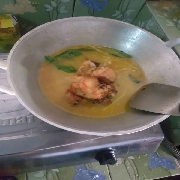 Masukkan ayam, tahu bumbu pelengkap tunggu sampai ayam matang. Masukkan santan aduk rata dan koreksi rasa.
