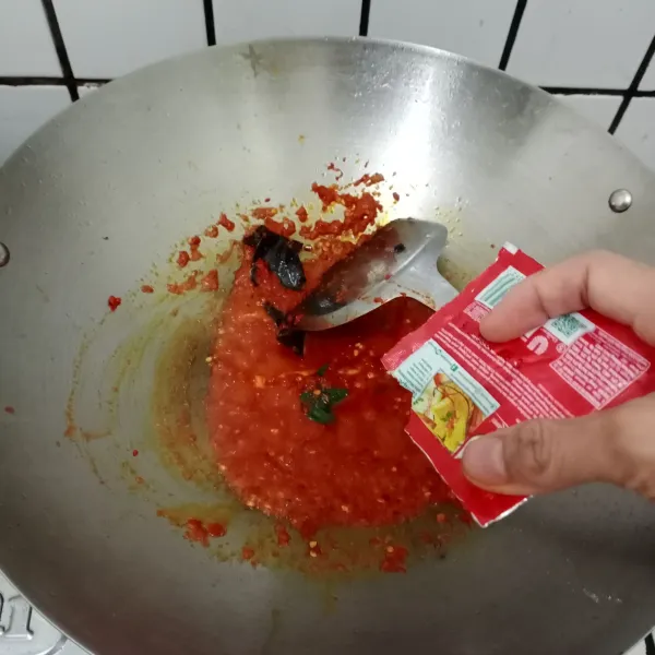 Tambahkan garam, gula pasir, dan kaldu bubuk, lalu aduk rata. Cicipi rasanya, kemudian matikan api dan dinginkan.
