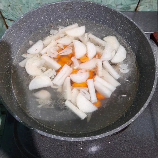 Masukan lobak dan wortel, masak hingga 1/2 matang, tambahkan garam, gula, dan merica, lalu aduk rata.