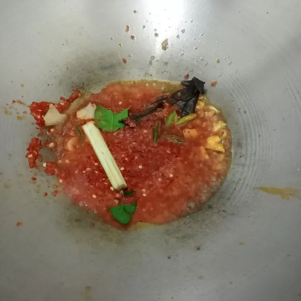 Tumis bawang merah dan bawang putih hingga layu, lalu masukkan bumbu halus, daun salam, daun jeruk, lengkuas, dan serai, tumis hingga matang.