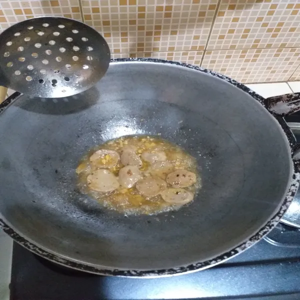 Tambahkan bakso dan air secukupnya aduk hingga bakso matang.