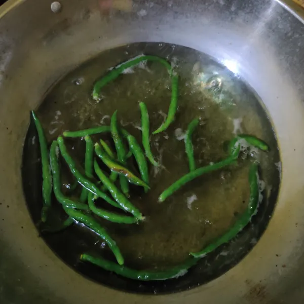 Rebus cabe hijau dalam air mendidih selama 1 menit.