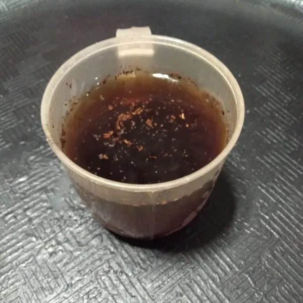 Seduh teh bubuk dengan air panas mendidih, kemudian diamkan hingga berwarna pekat.