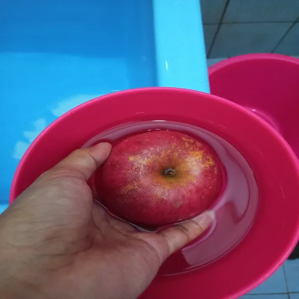 Cuci buah apel, cuci juga buah pepaya setelah dikupas kulitnya.
