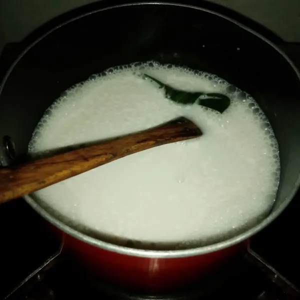 Buat Adonan Serabi : Rebus santan, air, gula, garam dan daun pandan sampai mendidih. Matikan api biarkan dingin.