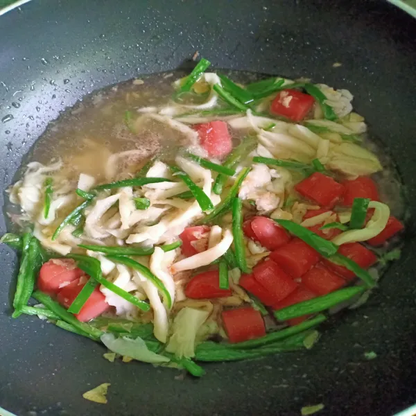 Tambahkan air, garam, lada bubuk, gula pasir, kaldu jamur, dan saus tiram. Aduk rata dan koreksi rasanya. Masak hingga matang