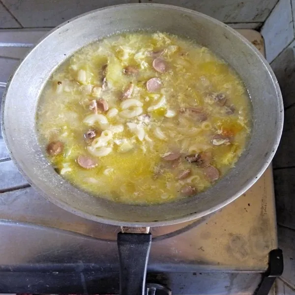 Sebelum disajikan wadahi sup makaroni hangat dalam mangkuk dan taburi dengan keju parut.