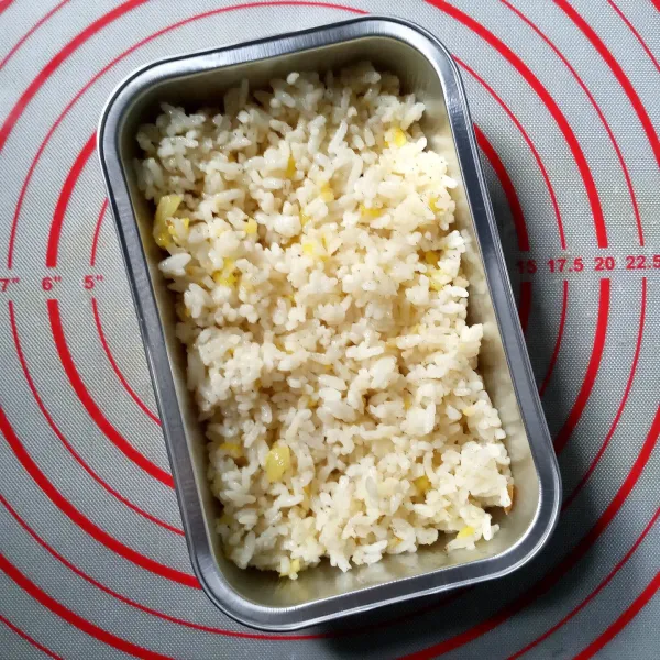 Buat Butter Rice : Panaskan butter, tumis bawang putih dan bawang bombay sampai layu. 
Masukkan nasi, bumbui garam, kaldu bubuk dan lada. 
Masak sebentar. 
Koreksi rasa. 
Pindahkan ke wadah tahan panas dan ratakan.