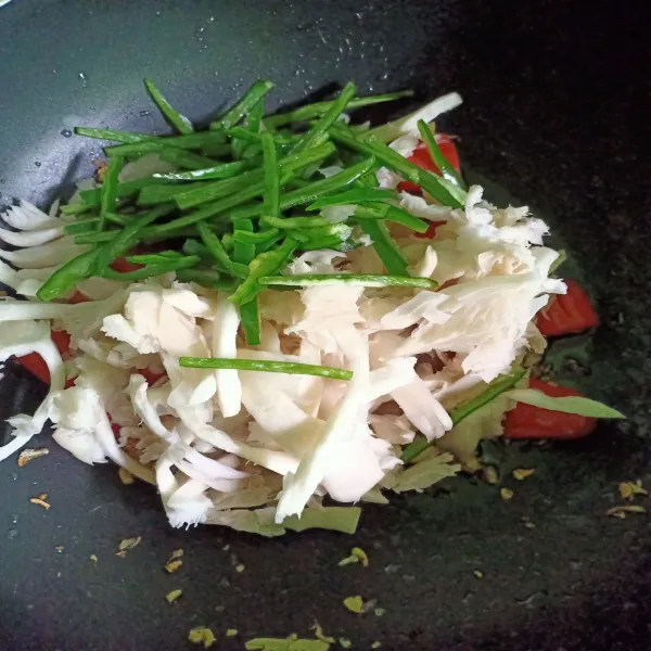 Masukkan cabe hijau dan jamur tiramnya, aduk dan masak hingga jamur agak layu
