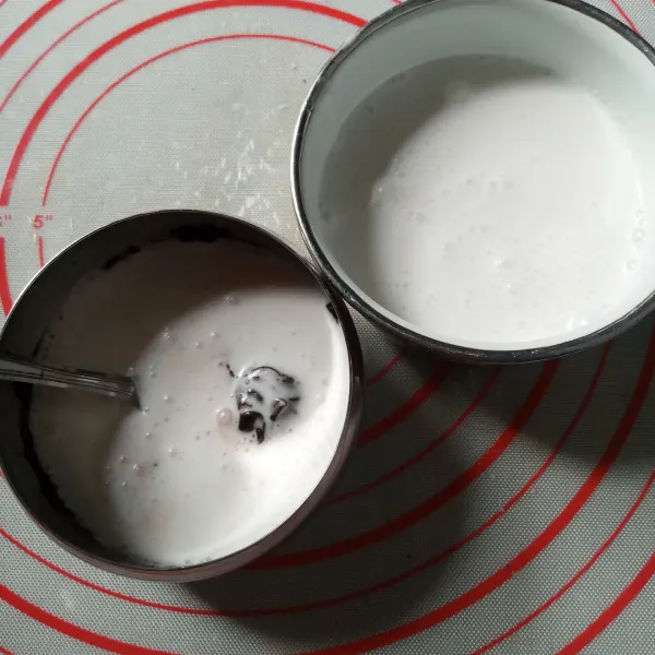 Buat Santan Siram : Rebus santan, air, garam dan daun pandan sampai mendidih. Tuangkan sebagian santan panas ke cokelat yang sudah diaduk dengan air panas. Aduk sampai cokelat larut sempurna. Tuangkan kembali ke sisa santan. Tambahkan kental manis coklat lalu aduk rata kembali. Sisihkan.