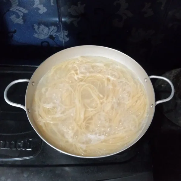 Rebus spaghetti hingga matang, air rebusannya tambahkan 1 sdt garam dan 1 sdm minyak agar spaghetti ada rasanya dan tidak lengket satu sama lain.
