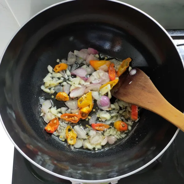 Lalu panaskan sedikit minyak goreng,tumis bawang merah, bawang putih dan cabai hingga layu dan harum.
