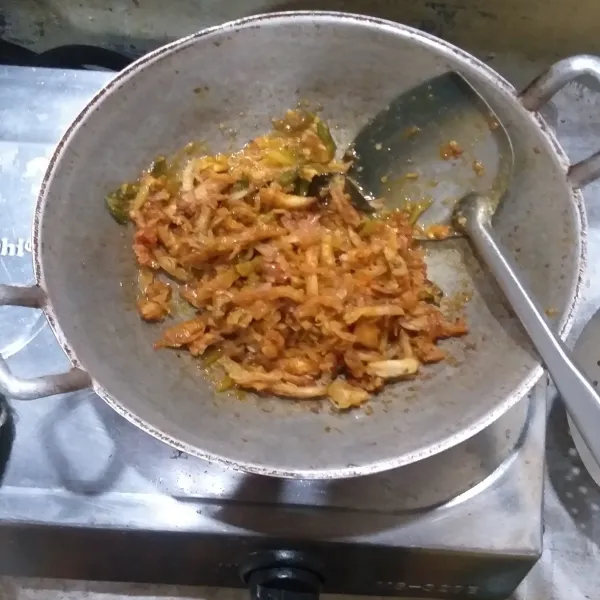 Setelah kering kecilkan api masak abon hingga benar benar kering.