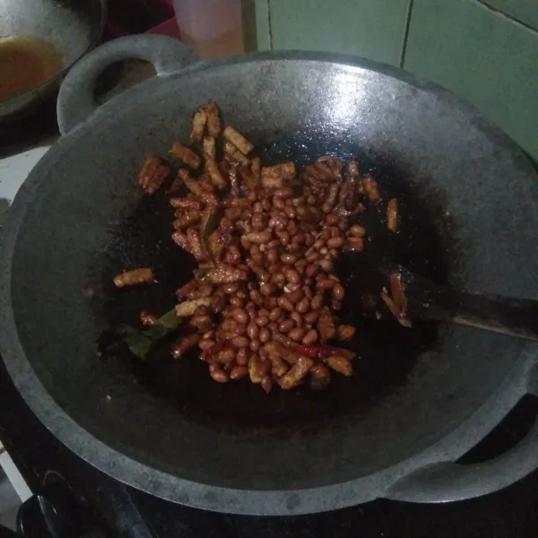 Tambahkan kacang goreng, aduk kembali. Koreksi rasa, bila sudah cukup matikan api. Sajikan.