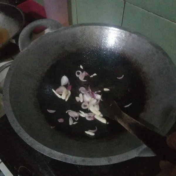 Siapkan wajan panas, tuang sedikit minyak goreng, masukkan bawang merah, bawang putih, goreng hingga harum.