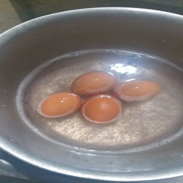 Rebus air masukkan telur rebus sampai telur matang.