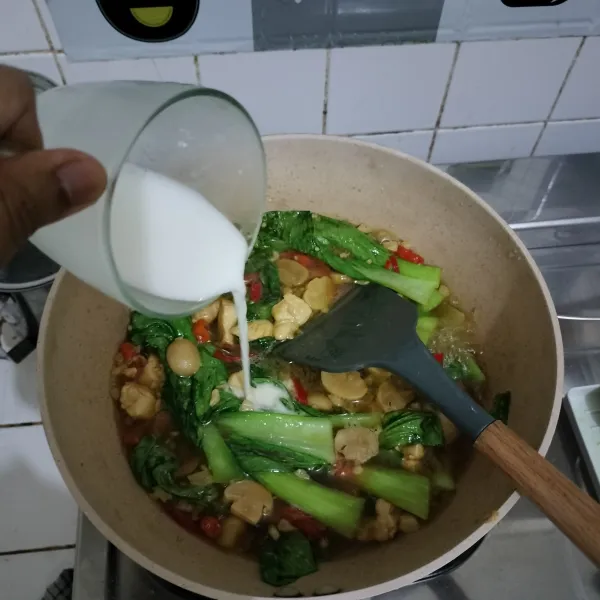 tuang larutan maizena,agar kuah sedikit kental,tambahkan gula ,garam dan kaldu.Tes rasa.Sajikan selagi hangat
