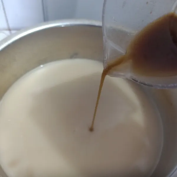 Masukan gula aren, aduk rata.