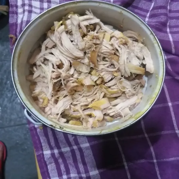 Kukus ayam atau rebus setelah ayam dingin kemudian suir suir.