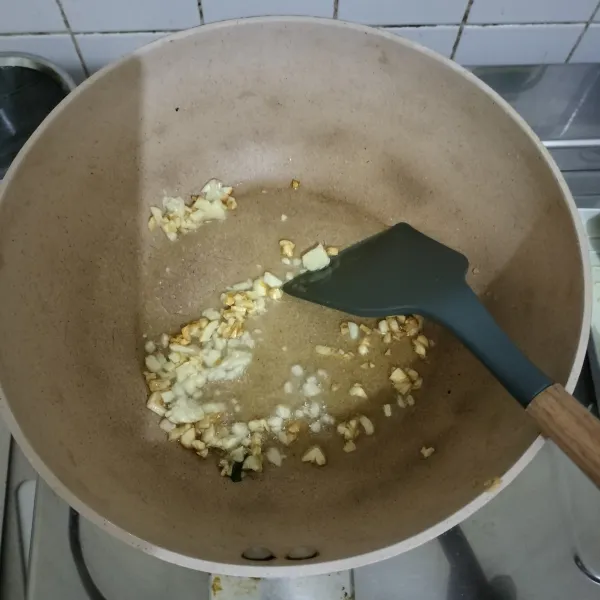 panaskan minyak,tumis bawang putih hingga wangi