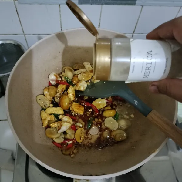 Masukkan jamur,cabe,kecap manis,saus tiram dan merica.Aduk rata