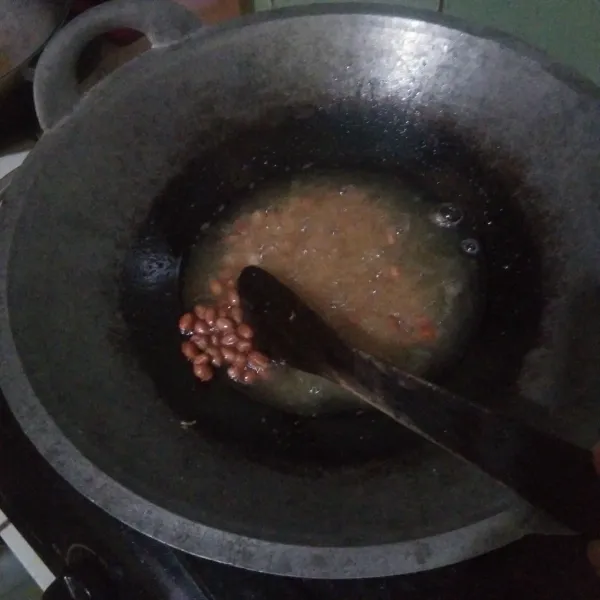 Goreng kacang tanah dengan minyak yang sebelumnya sampai agak kecoklatan. Angkat dan tiriskan, sisihkan.