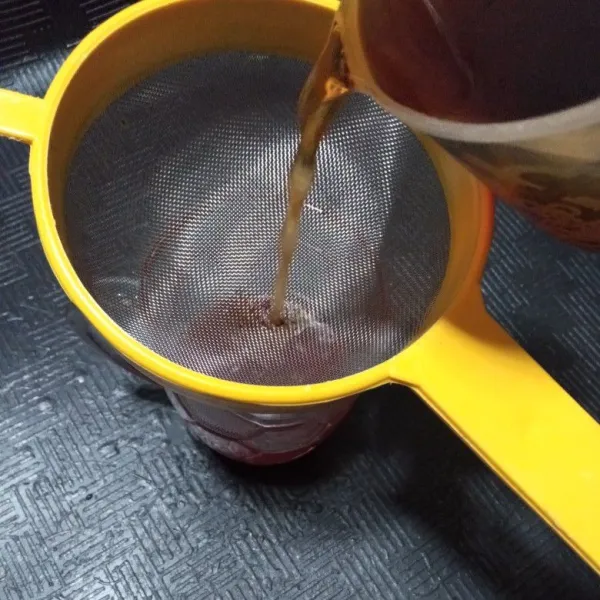 Saring teh ke dalam gelas, kemudian aduk hingga gula larut.
