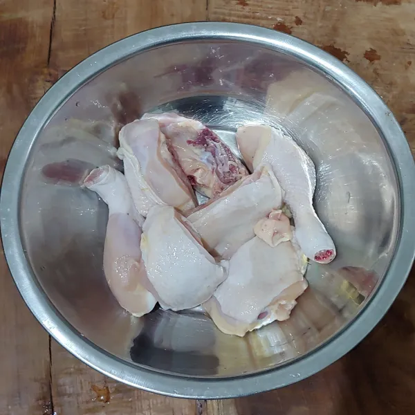 Cuci bersih ayam lalu beri perasan air jeruk nipis, bilas kembali hingga bersih.